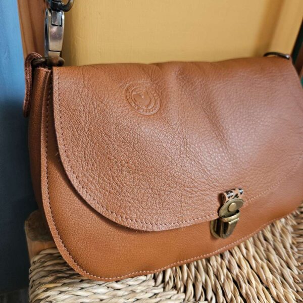 sac bandoulière en cuir camel languette léopard