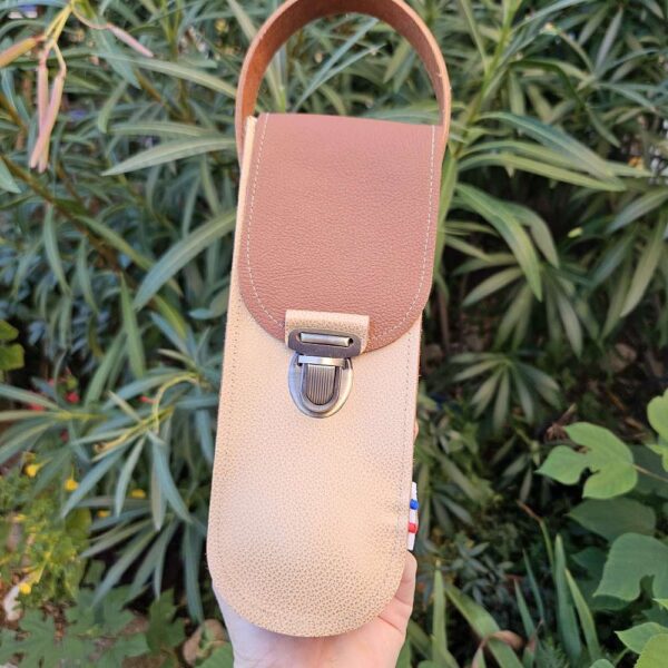 sacoche en cuir les couillandres de de jeanne , personnalisable , coloris camel et beige brillant