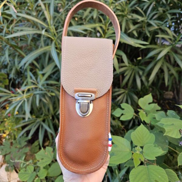 sacoche en cuir les couillandres de de jeanne , personnalisable , coloris camel et taupe