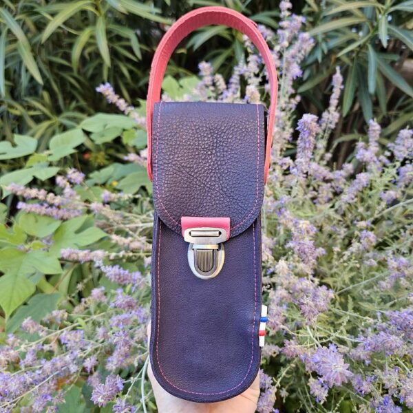 sacoche en cuir les couillandres de de jeanne , personnalisable , coloris aubergine