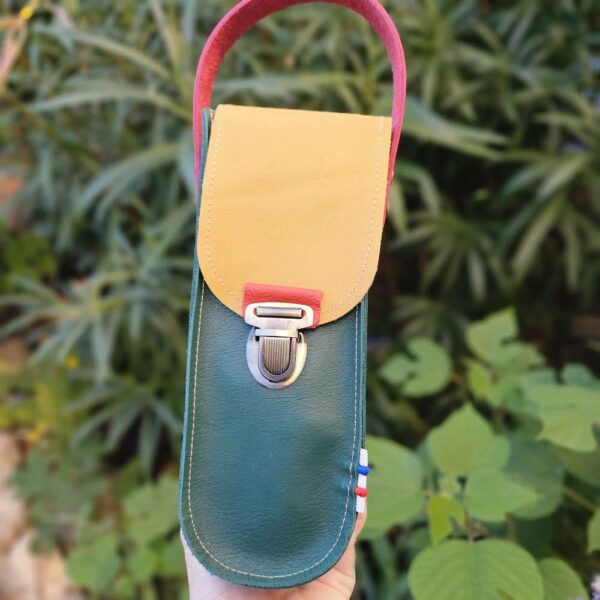 sacoche en cuir les couillandres de de jeanne , personnalisable , coloris vert jaune et rouge