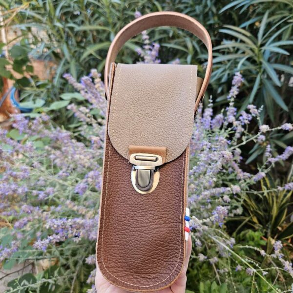 sacoche en cuir les couillandres de de jeanne , personnalisable , coloris marron et taupe