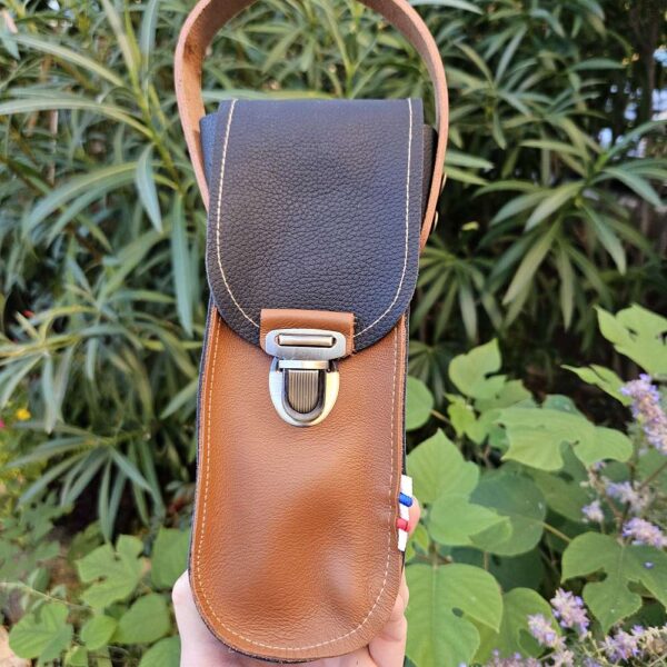 sacoche en cuir les couillandres de de jeanne , personnalisable , coloris camel et noir