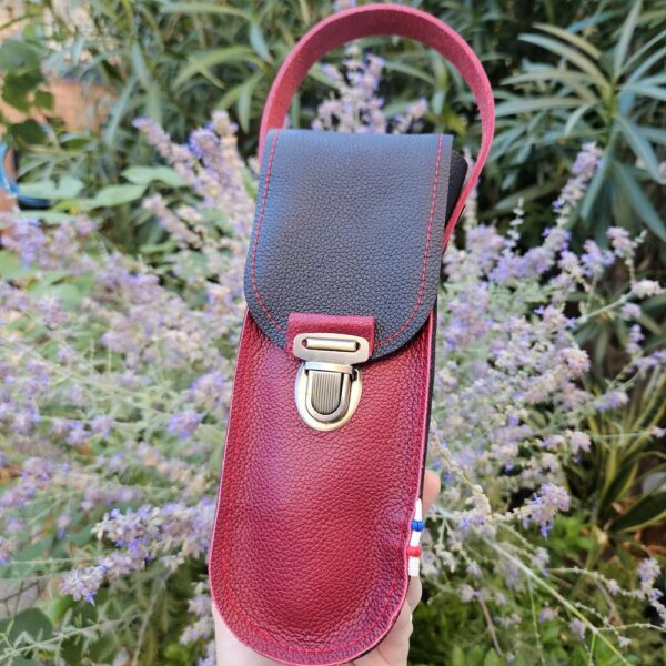sacoche en cuir les couillandres de de jeanne , personnalisable , coloris rouge Bordeaux et noir