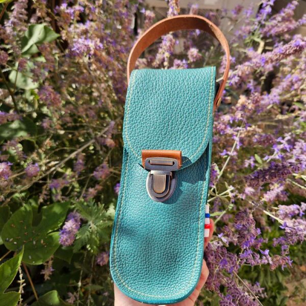 sacoche de pétanque dans un cuir grainé turquoise les couillandres de jeanne