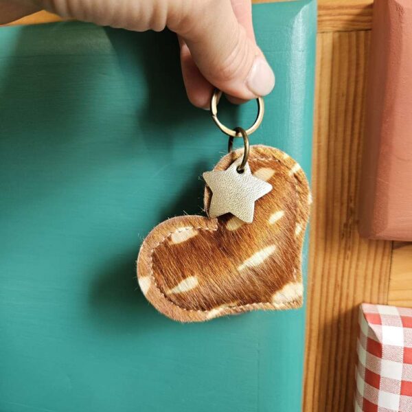 porte clé en forme de coeur cuir poilu bambi
