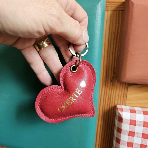 porte clé en forme de coeur cuir rouge avec marqué Chérie