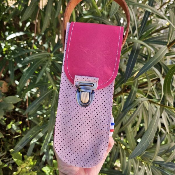 sacoche pour triplette de pétanque personnalisable sur poignée en cuir naturel. Cuirs Rose et rose clair perforé Lcdjeanne