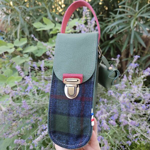 sacoche pour triplette de pétanque personnalisable sur poignée en cuir vert et déco lainage tartan devant